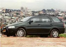  ?? Greg Salibian - 16.fev.00/Folhapress ?? Fiat Argo Trekking (esq.) chega às lojas 20 anos após o lançamento do pioneiro Palio Adventure (dir.)