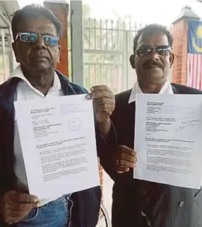  ?? PIC BY MOHD FADLI HAMZAH ?? Taman Ehsan, Klang DAP vice-chief L. Paneerselv­am (left) and former DAP Bagan Luar branch chief G. Asoghan showing letters they submitted to the Registry of Societies in Putrajaya yesterday.