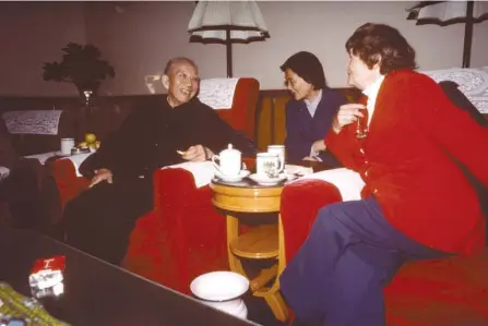  ??  ?? Helen meeting the then vice-premier Wang Zhen in Xi’an, 1978.