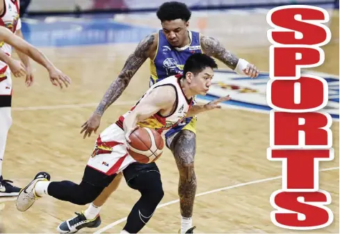  ?? ?? San Miguel Beermen’s Jeron Teng dribbles the ball away from the defense of Magnolia Chicken Timplados Hotshots’ Tyler Bey.