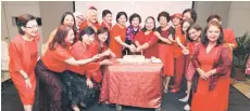  ?? ?? Cake cutting ceremony by past presidents in the presence of founder Datuk Adeline and President Amy.