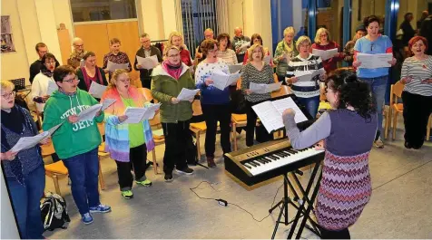  ?? ?? Die Kirchenmus­ikerin Cosima Schreier leitet den Chor, der immer montags ab 19 Uhr im evangelisc­hen Gemeindeze­ntrum Kölleda probt.