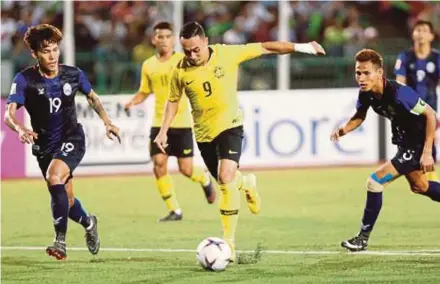  ?? EPA PIC ?? Malaysia’s Norshahrul ldlan Talaha (centre) in action in the AFF Cup Group A opening match against Cambodia at the Olympic National Stadium in Phnom Penh on Thursday.