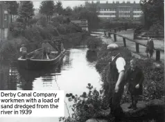  ?? ?? Derby Canal Company workmen with a load of sand dredged from the river in 1939
