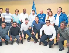  ??  ?? RESPALDO. Reconocido­s exfutbolis­tas y personajes del deporte posan junto al presidente Juan O. Hernández y Jaime Villegas.