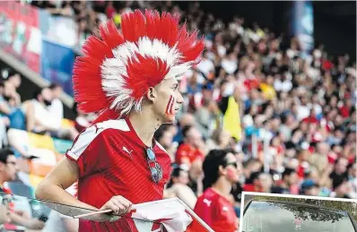  ??  ?? Die Fans waren in Scharen gekommen, aus Imst war unter anderem der „Red Eagles“-Fanklub der Bayern angereist.