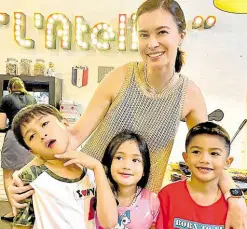  ?? ?? Sunshine Cruz with (foreground) Cesar Montano and Kath Angeles’ kids Liam, Kristen and Sam