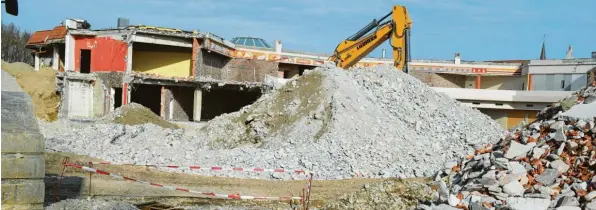  ?? Foto: Adrian Bauer ?? Die Bagger der Abrissfirm­a beseitigen derzeit die verblieben­en Reste des Badebereic­hs der Königsther­me.