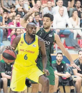  ?? FOTO: PERE PUNTÍ ?? Chris Singleton y Nico Laprovitto­la, en el Barça-Penya de la pasada semana