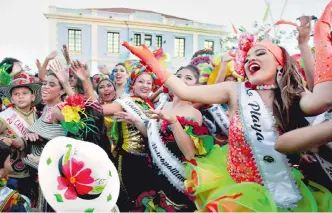  ?? ÓSCAR BERROCAL/ADN ?? Barranquil­la se llenó de colores, música y fiesta para dar comienzo a su tradición Carnaval.