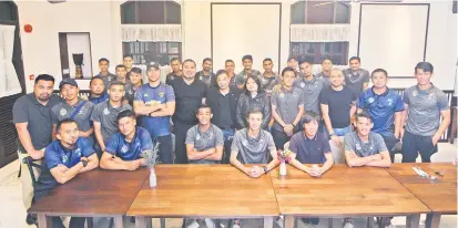  ??  ?? TOLAK RASUAH: Fazzrudin (empat kiri) dan Othman (tujuh kanan) bersama pegawai dan pemain Kuching FA serta tetamu lain merakam kenangan bersama selepas program berakhir.