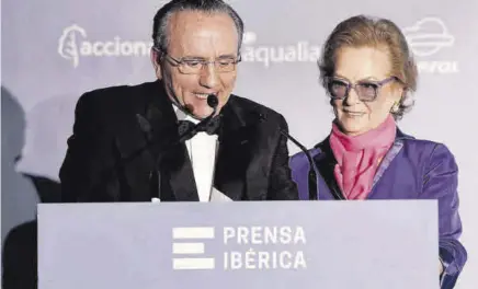  ?? ?? Los editores Javier Moll y Arantza Sarasola, durante su discurso en el acto del 45 aniversari­o de Prensa Ibérica