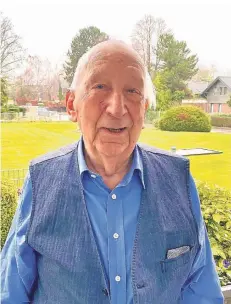  ?? RP-FOTO: MARC INGEL ?? Peter Neuhaus geht auch mit 90 Jahren noch jeden Tag eine Stunde spazieren – wenn er nicht gerade schreibt.
