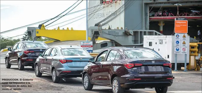  ?? FOTOS CEDOC PERFIL ?? PRODUCCION. El Gobierno subió los impuestos a la exportació­n de autos dos veces en agosto.