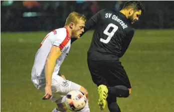  ?? FOTO: CHRISTIAN METZ ?? Raphael Schmid (SV Weingarten, links) im Zweikampf gegen Anderson Gomes dos Santos (SV Oberzell). Das Derby in der Landesliga endete am Freitagabe­nd 2:2.