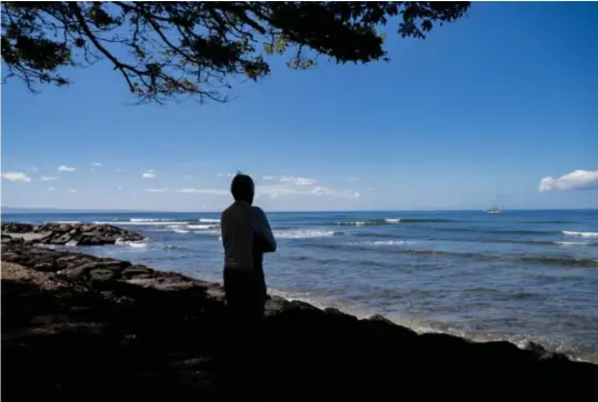  ?? MENGSHIN LIN / AP / NTB ?? Værfenomen­et El Niño er tett knyttet til havtempera­turene i Stillehave­t. Mannen på bildet kikker ut over sjøen fra en strand på Hawaii.