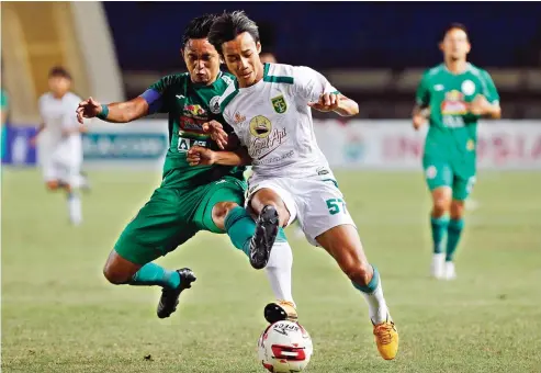  ?? ANGGER BONDAN/JAWA POS ?? NGEYEL: Pemain muda Persebaya Akbar Firmansyah (kanan) berebut bola dengan kapten PS Sleman Bagus Nirwanto dalam pertanding­an tadi malam di Stadion Si Jalak Harupat.