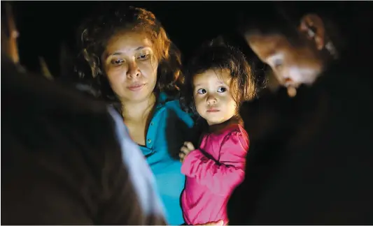  ??  ?? Cette Hondurienn­e a été arrêtée à la frontière et sera écrouée aux États-unis tandis que sa fille doit rester du côté mexicain. PHOTO AFP