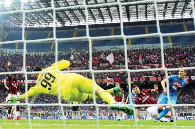  ??  ?? Riflesso
La straordina­ria parata di Gigio Donnarumma al 92’ su Arkadiusz Milik: l’attaccante del Napoli era entrato al posto di Dries Mertens (Ap)