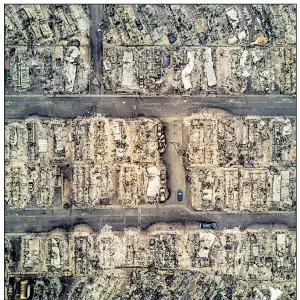  ?? The New York Times/JOSH HANER ?? Little is left of homes in the Journey’s End Mobile Home Park in Santa Rosa, Calif., on Tuesday after a wildfire raced through the area early Monday.