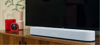  ??  ?? Die Sonos Beam spuckt auch ohne Subwoofer recht satte Bässe aus. Die Sprachwied­ergabe kann ebenfalls überzeugen.