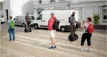  ?? ARKIVFOTO: BÅRD BØE ?? VANDRER HVILELØST: Turistflok­kene i Bergen sentrum har satt fantasien i sving hos innsendere­n.