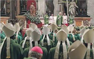  ?? TONY GENTILE / REUTERS ?? Catolicism­o. El papa Francisco celebró ayer la misa de clausura del Sínodo de los Obispos en el Vaticano.