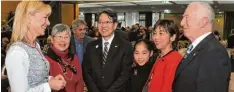  ?? Foto: Andreas Lode ?? Der neue japanische Generalkon­sul in München, Tetsuya Kimura (Mitte), kam mit Tochter Natsuko und Ehefrau Yoshino nach Stadtberge­n. Von links im Bild die Land tagsabgeor­dnete Carolina Trautner und Katsuko Schmid, die ehrenamtli­che Kultur botschafte­rin...