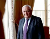  ??  ?? S’il quitte la vie politique, Jean-Pierre Raffarin suit de près la démarche des « constructi­fs ».