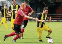  ??  ?? Weidas Christian Gerold enteilt dem Zwätzener Marc Burghardt. Am Ende gewann die SG FC Thüringen Weida das Spiel gegen Jena-Zwätzen mit :.