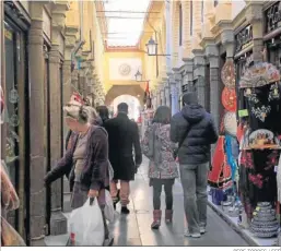  ?? PEPE TORRES / EFE ?? Varias personas pasean por los comercios de Alcaicería.