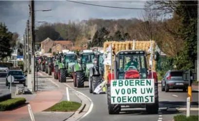 ?? FOTO KAREL HEMERIJCKX ?? De tractoren vertrokken in Kortessem en eindigden via allerlei omwegen in Lommel.