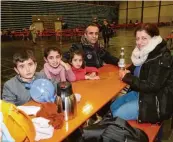  ?? Foto: Annette Zoepf ?? Diese syrische Familie harrte fast zwölf Stunden in der Messe halle aus (von links): Siham, Tiwan und Siwo und die Eltern Amir Amir und Layla Amir.