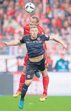  ?? FOTO: IMAGO ?? Augen zu und durch: Unions Toni Leistner (rot) gewinnt das Kopfballdu­ell gegen Fortunas Stürmer Rouwen Hennings.