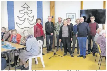  ??  ?? Marie Pelé, directrice (à gauche), avec des membres du conseil d’administra­tion et des élus de Grandparig­ny.