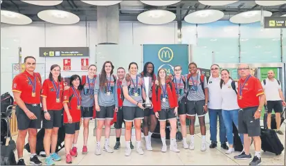  ?? FOTO: FEB ?? Jugadoras y cuerpo técnico de la selección Sub 20 femenina, a su llegada ayer a Madrid con el trofeo de campeonas de Europa