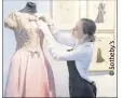  ??  ?? Robe du soir magenta et tulle turquoise par Victor Stiebel, portée par Vivien Leigh lors d’une séance photo pour le magazine Vogue (édition britanniqu­e, ) - Estimation  -  £ ( à  €)