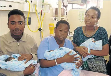  ?? / ANTONIO MUCHAVE ?? Triplets’ parents Nimrod Magolo, 19, and Kholofelo Moholola, 18, share a moment with health MEC Phophi Ramathuba at the Seshego Hospital, Polokwane, yesterday.