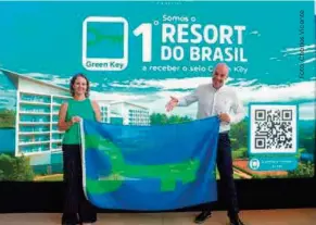  ?? ?? Leana Bernardi, Coordenado­ra do Green Key no Brasil e Carlos Jacobina, Gerente geral do Novotel Itu comemorand­o a certificaç­ão