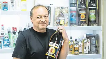  ?? Foto: Petr Lundák, MAFRA ?? Oblíbený produkt „Rum se pil, pije a bude pít,“pochvaluje si Josef Nejedlý, ředitel jindřichoh­radecké likérky Fruko-Schulz. Ta vyrábí tuzemák, který se proslavil díky plachetnic­i na etiketě.