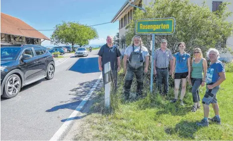  ?? FOTO: HARALD RUPPERT ?? Sie fordern Tempo 50 für die K7729 (von links): Gebhard Brendle, Frank Grebs, Helmut Dullenkopf, Anna von Albedyhll, Sybille Wilke und Reinhardt von Albedyhll.