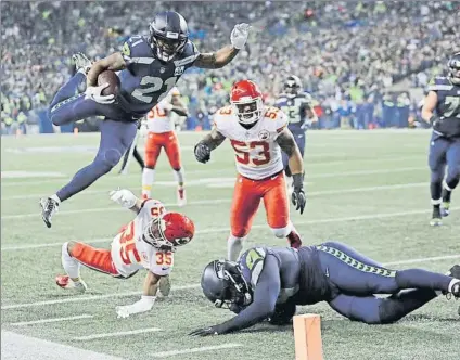  ?? FOTOS: AP/EFE ?? Arriba, McKissic salta sobre un defensor en el Seattle vs. Kansas. Abajo izq., Lattimore (Saints) bloquea un pase hacia Brown (Steelers). A la derecha, Tom Brady (Pats)