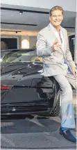  ?? FOTO: BEN KRIEMANN/IMAGO IMAGES ?? Legendär: David Hasselhoff mit dem Serien-Auto K.I.T.T.