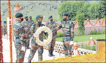  ?? HT PHOTO ?? Lieutenant General Harinder Singh, General Officer Commanding of the Leh-based Fire and Fury Corps, lays a wreath at Kargil War Memorial in Drass on Sunday.