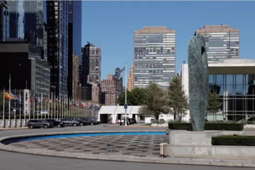  ??  ?? The fountain at the UN headquarte­rs in New York City is turned off on October 14 to cut costs as the organizati­on faces its worst financial crisis in a decade