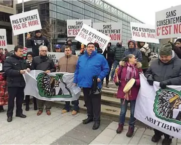  ?? PHOTO PIERRE COUTURE ?? Plusieurs membres de la communauté algonquine de Pikogan et du Lac-simon ont manifesté à Québec, hier matin, lors du congrès Québec Mines.