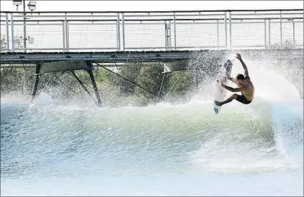  ?? WG ?? Una muestra de la tecnología Wavegarden de olas artificial­es indoor