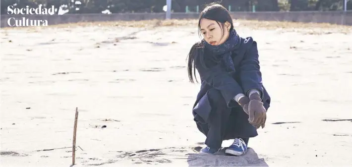  ?? FOTO: ARCHIVO. ?? ►► Kim Meen-Hee protagoniz­a On the beach at night alone, película de Hong Sang-Soo que este año ganó el Oso de Plata a Mejor actriz en el Festival de Berlín.