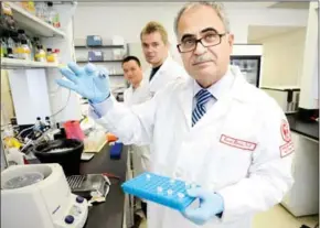  ?? WILLIAM THOMAS CAIN/GETTY IMAGES NORTH AMERICA/AFP AFP ?? Scientists work on HIV samples in 2014 at Temple University Hospital in Philadelph­ia, Pennsylvan­ia.