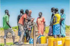  ?? FOTO: JOSEF SCHNEIDER ?? Im Südsudan hungern die Menschen. Die Comboni-Missionare haben deshalb einen Spendenauf­ruf gestartet. Bruder Bernhard Hengl hilft vor Ort.